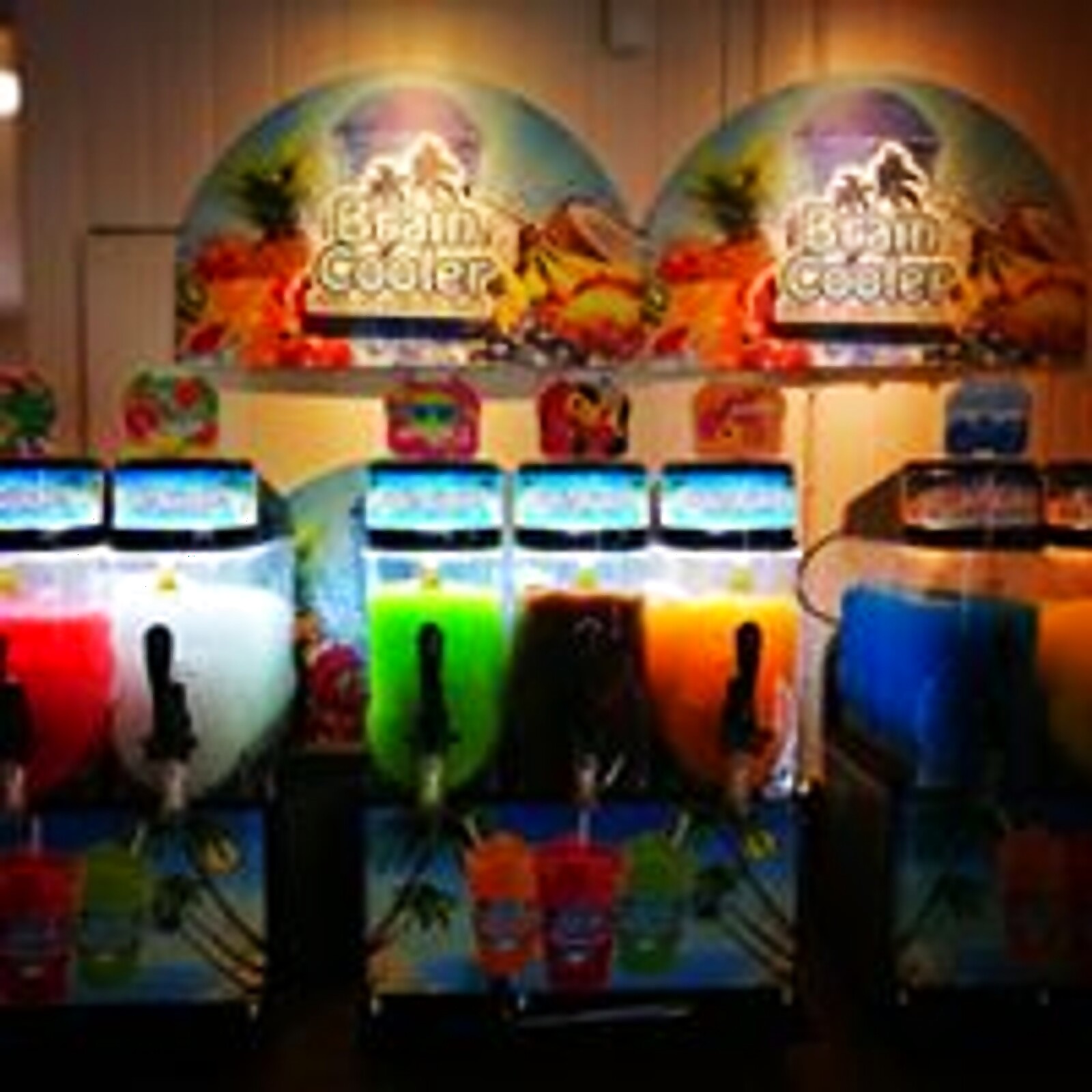 Fire Brain Cooler slush-maskiner på rad — rød, grønn, oransje og blå-rosa