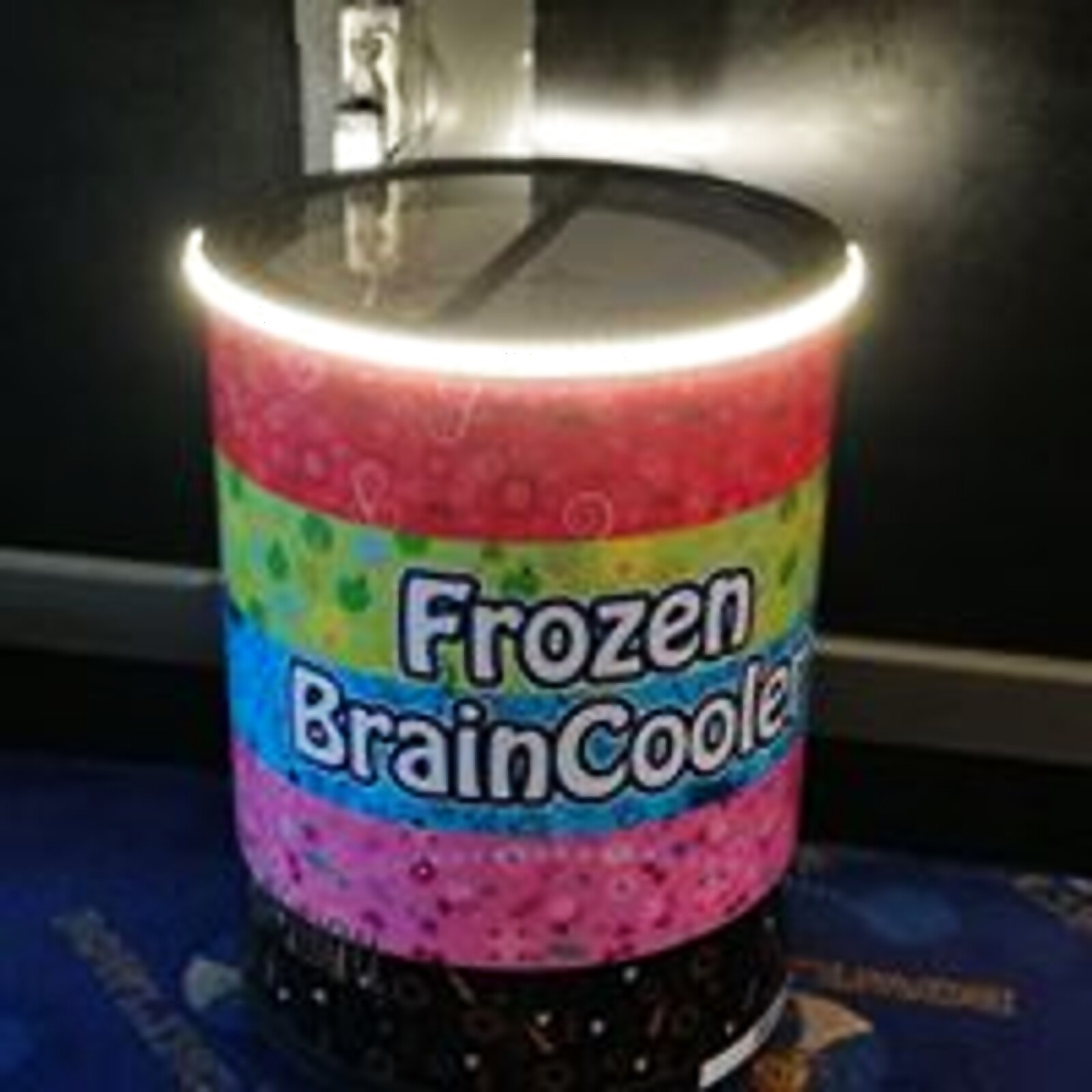 Stort Frozen BrainCooler-slushbeger med regnbue-etikett